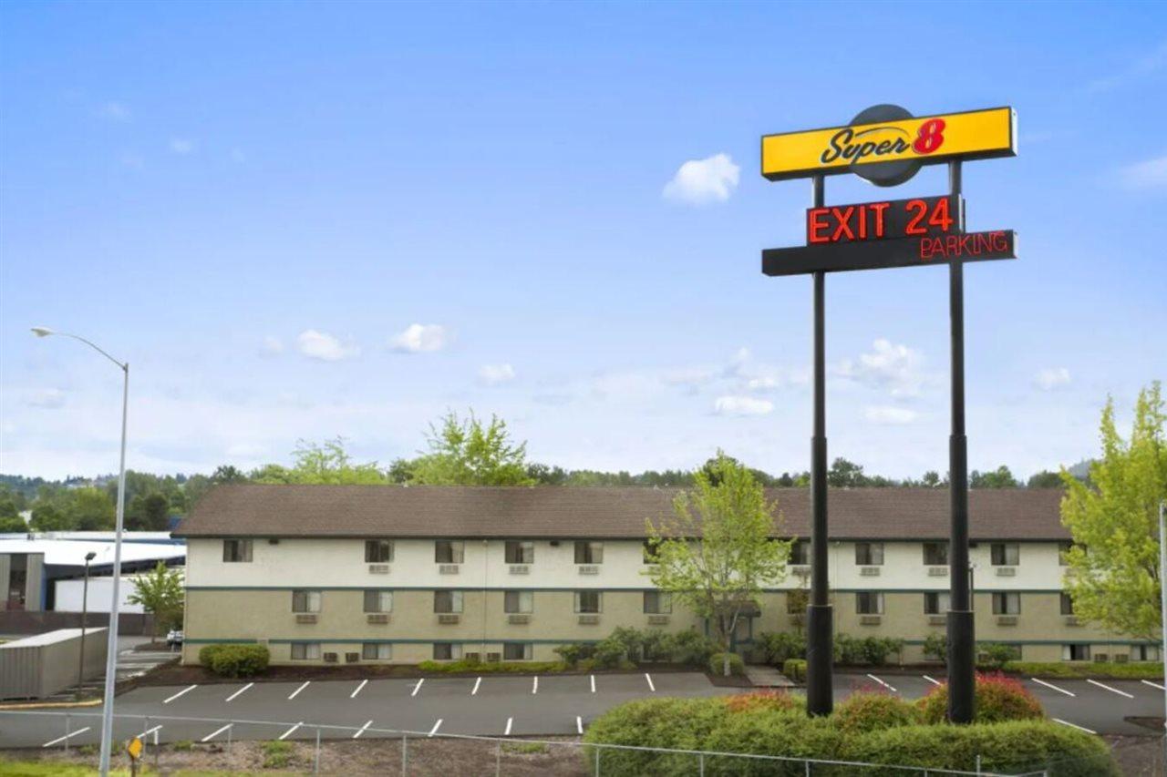Super 8 By Wyndham Portland Airport Hotel Exterior photo