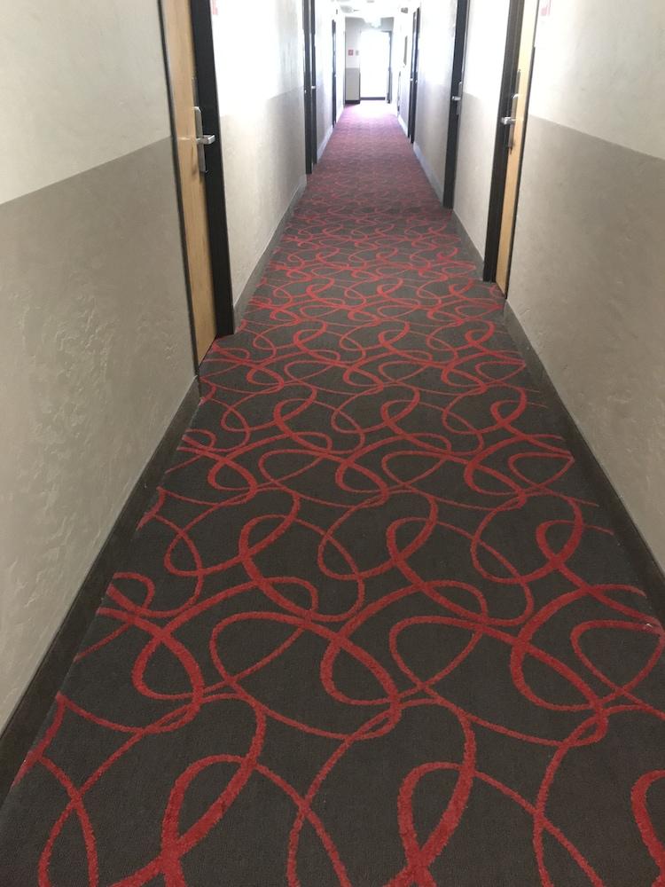 Super 8 By Wyndham Portland Airport Hotel Exterior photo