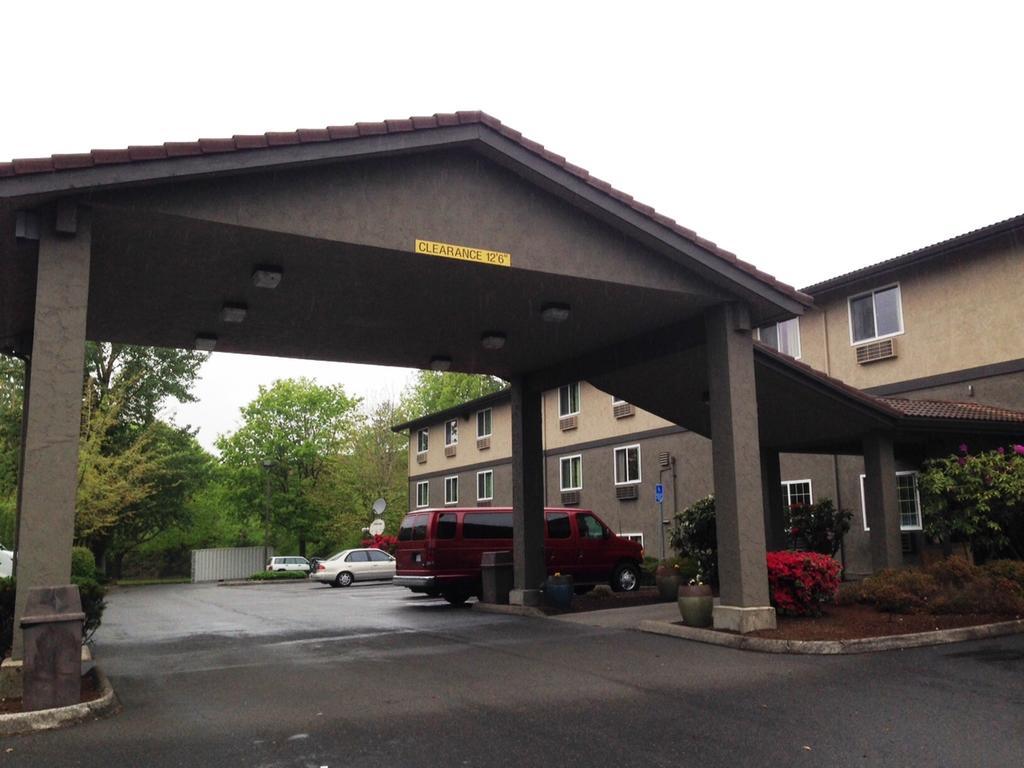 Super 8 By Wyndham Portland Airport Hotel Exterior photo
