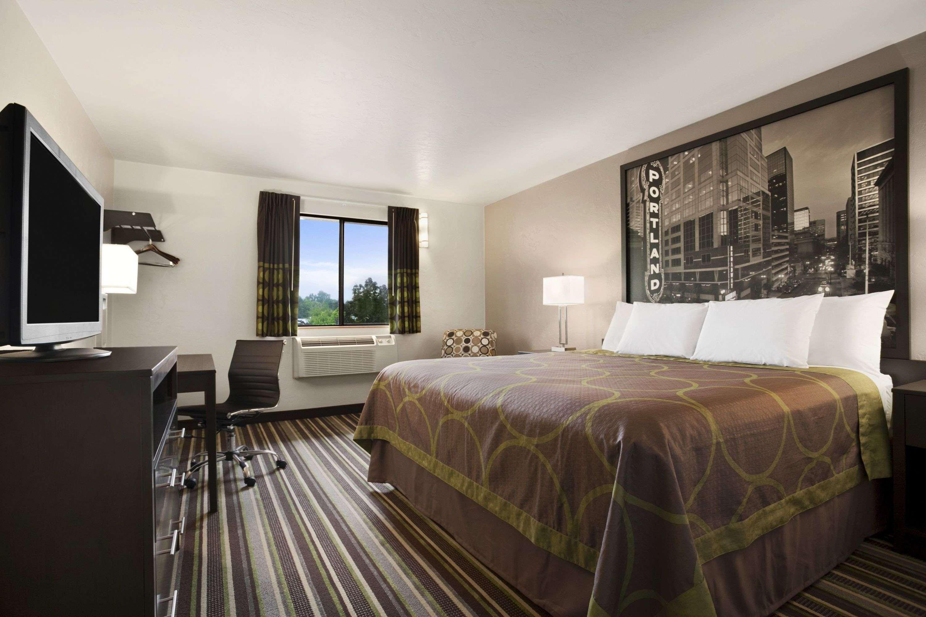 Super 8 By Wyndham Portland Airport Hotel Exterior photo