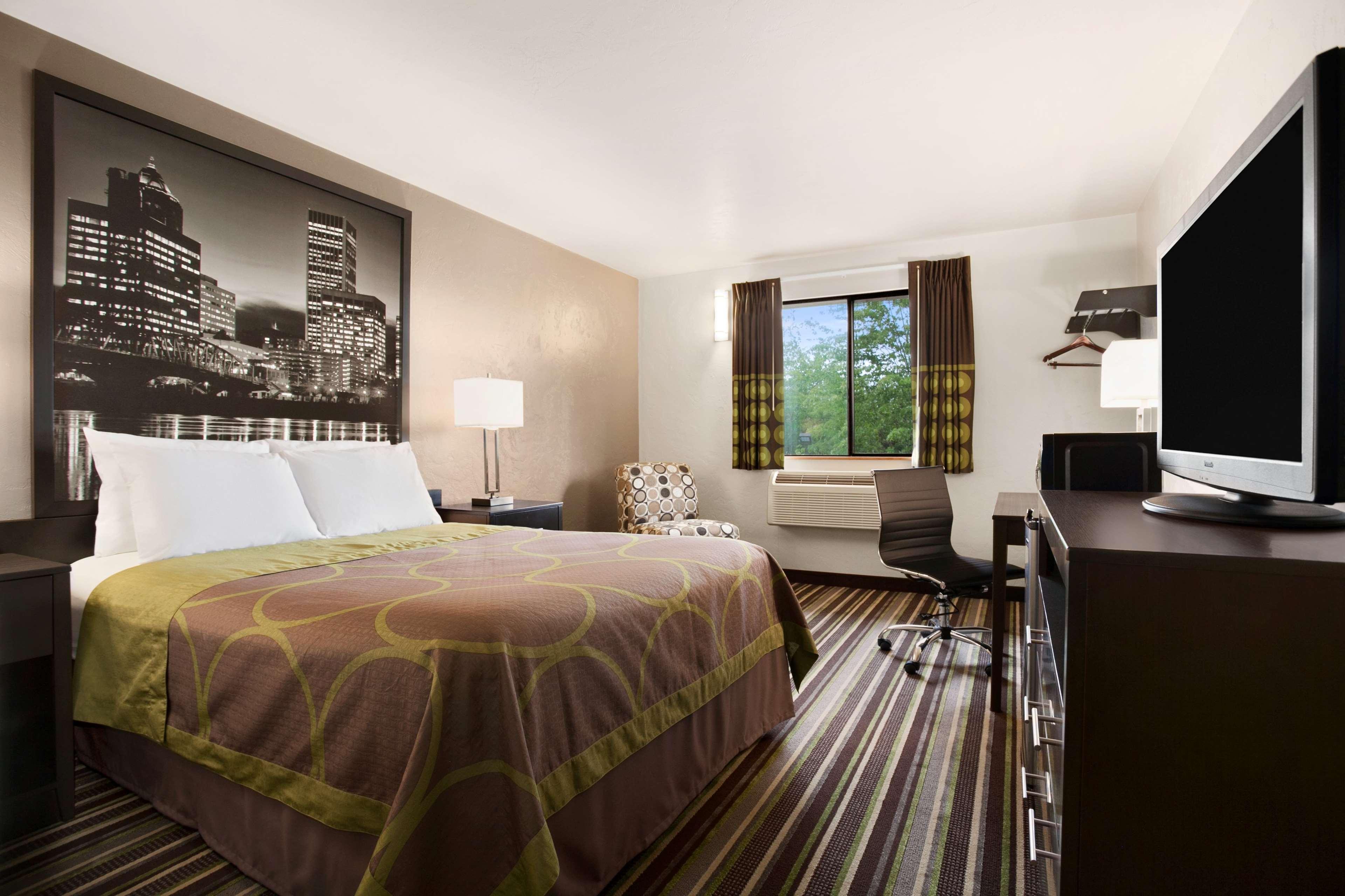 Super 8 By Wyndham Portland Airport Hotel Exterior photo