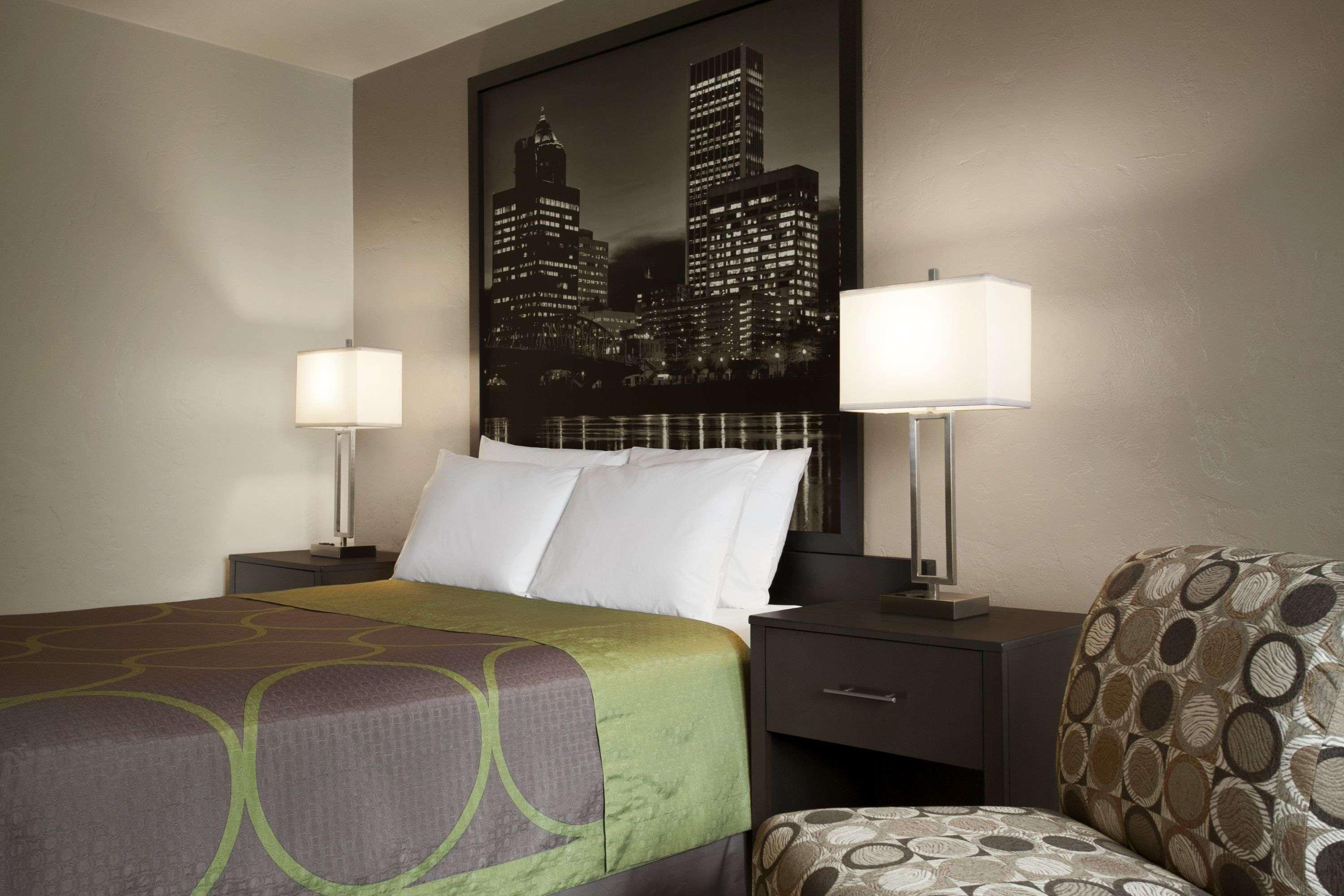 Super 8 By Wyndham Portland Airport Hotel Exterior photo