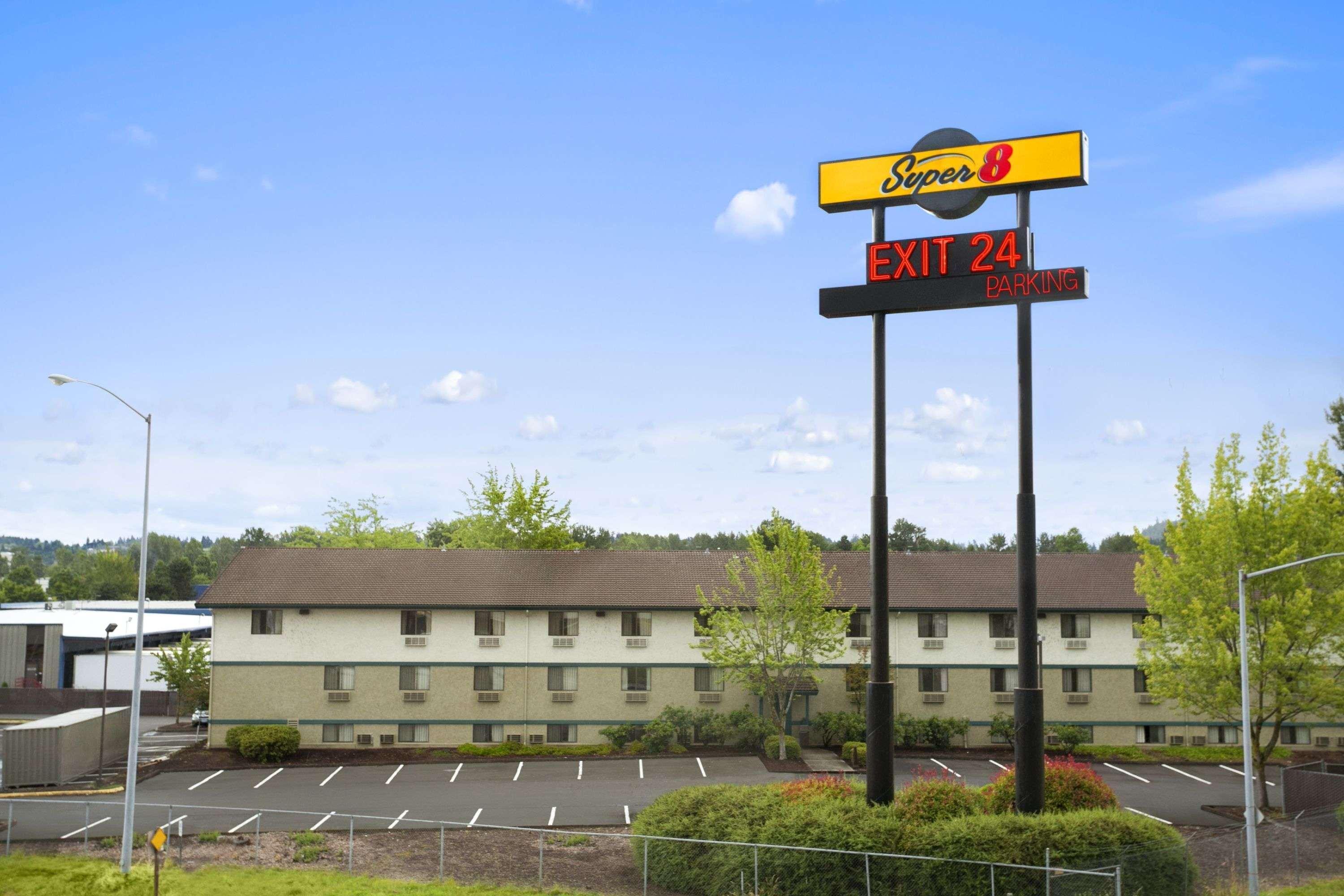 Super 8 By Wyndham Portland Airport Hotel Exterior photo