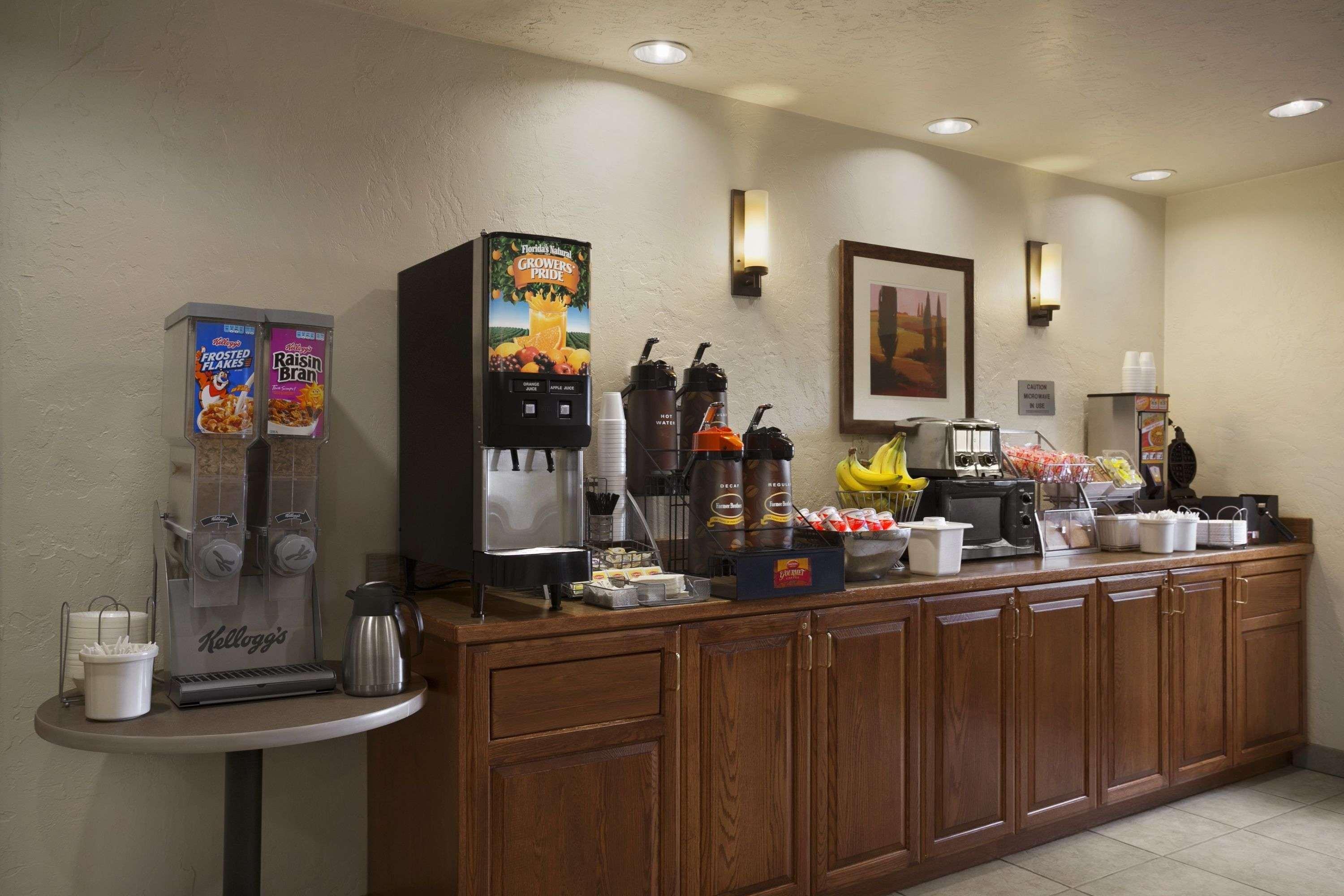 Super 8 By Wyndham Portland Airport Hotel Exterior photo