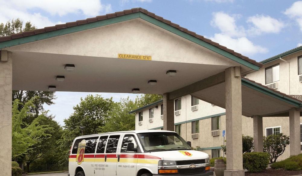 Super 8 By Wyndham Portland Airport Hotel Exterior photo