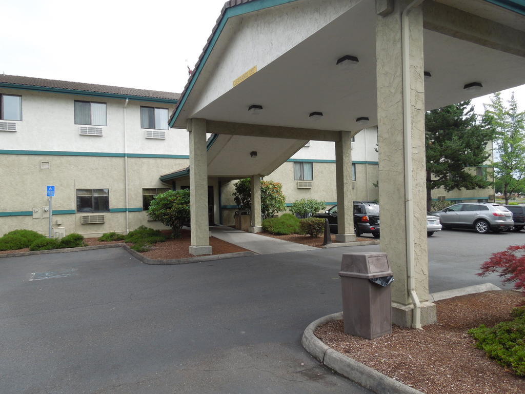 Super 8 By Wyndham Portland Airport Hotel Exterior photo
