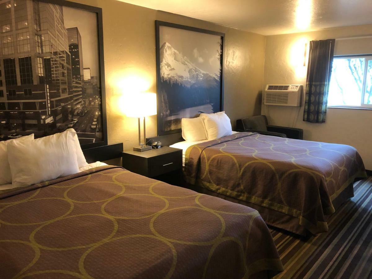 Super 8 By Wyndham Portland Airport Hotel Exterior photo