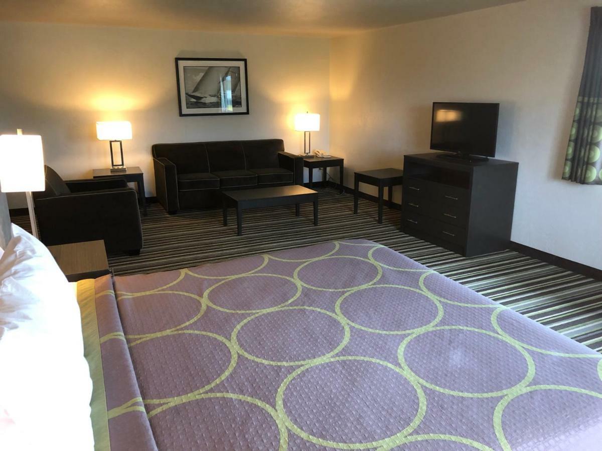 Super 8 By Wyndham Portland Airport Hotel Exterior photo