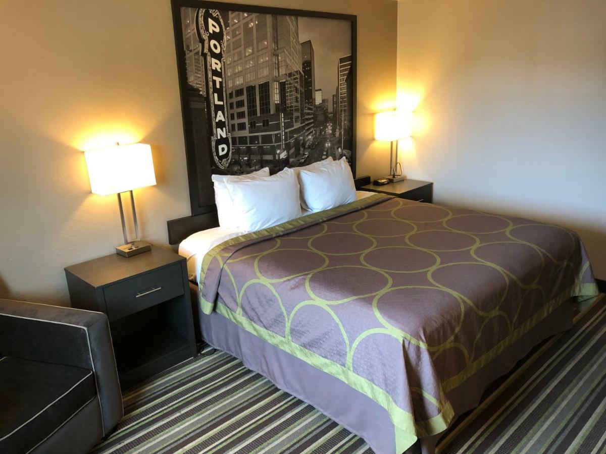 Super 8 By Wyndham Portland Airport Hotel Exterior photo