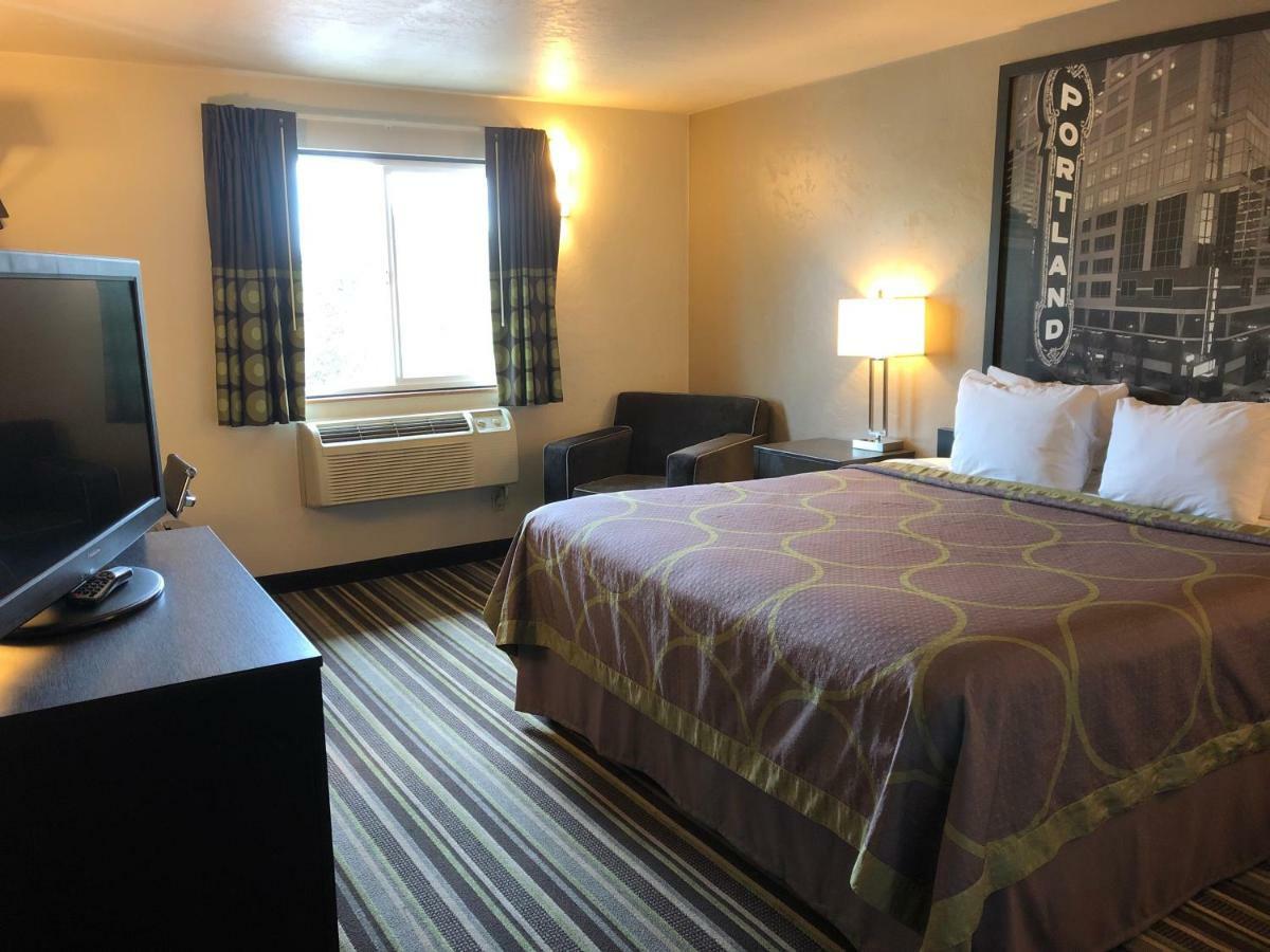 Super 8 By Wyndham Portland Airport Hotel Exterior photo